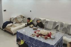 万博体育app下载 -顶灯突然“滴(dī)火”！8岁哥哥“排(pái)兵布阵”，三兄(xiōng)弟完美自救