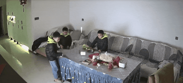 顶灯突然“滴火”！8岁哥哥“排兵布阵”，三兄弟完美自救