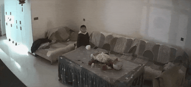 顶灯突然“滴火”！8岁哥哥“排兵布阵”，三兄弟完美自救