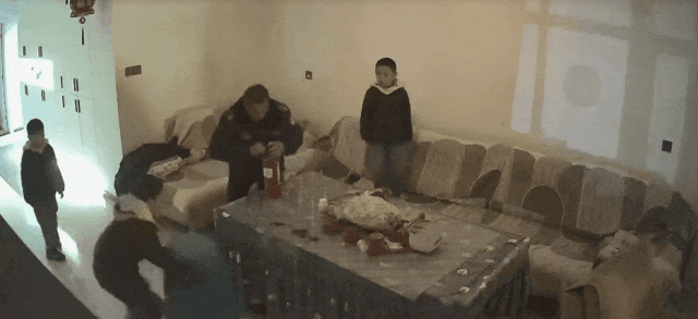 顶灯突然“滴火”！8岁哥哥“排兵布阵”，三兄弟完美自救