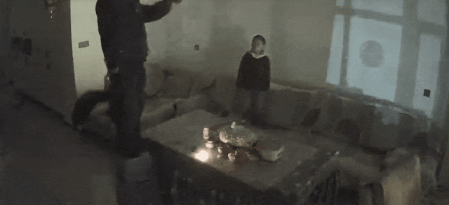 顶灯突然“滴火”！8岁哥哥“排兵布阵”，三兄弟完美自救