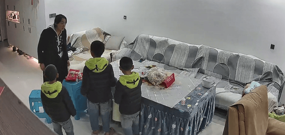 顶灯突然“滴火”！8岁哥哥“排兵布阵”，三兄弟完美自救